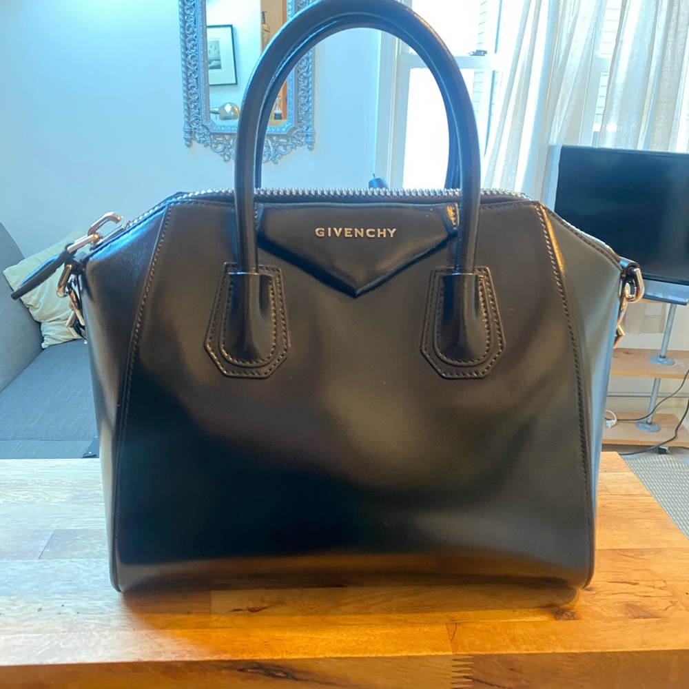Small Antigona bag in smooth black box leather.
100% Calfskin leather.